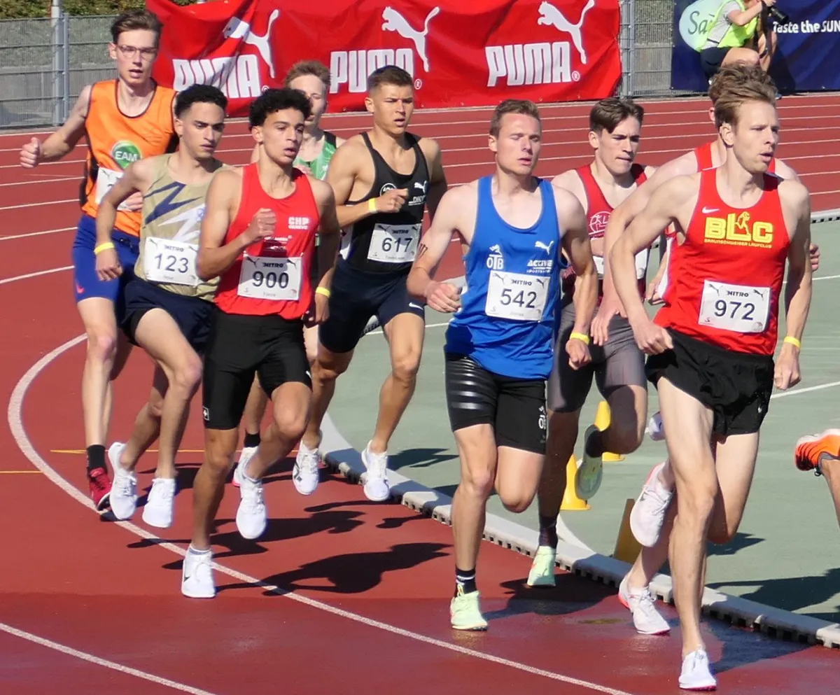 Hohes Tempo im Starterfeld eines leistungsangepasst zusammengesetzen Bahnlaufes über 1500 m in Karlsruhe 2024. Der Ostwestfale Tom Bens (4. 