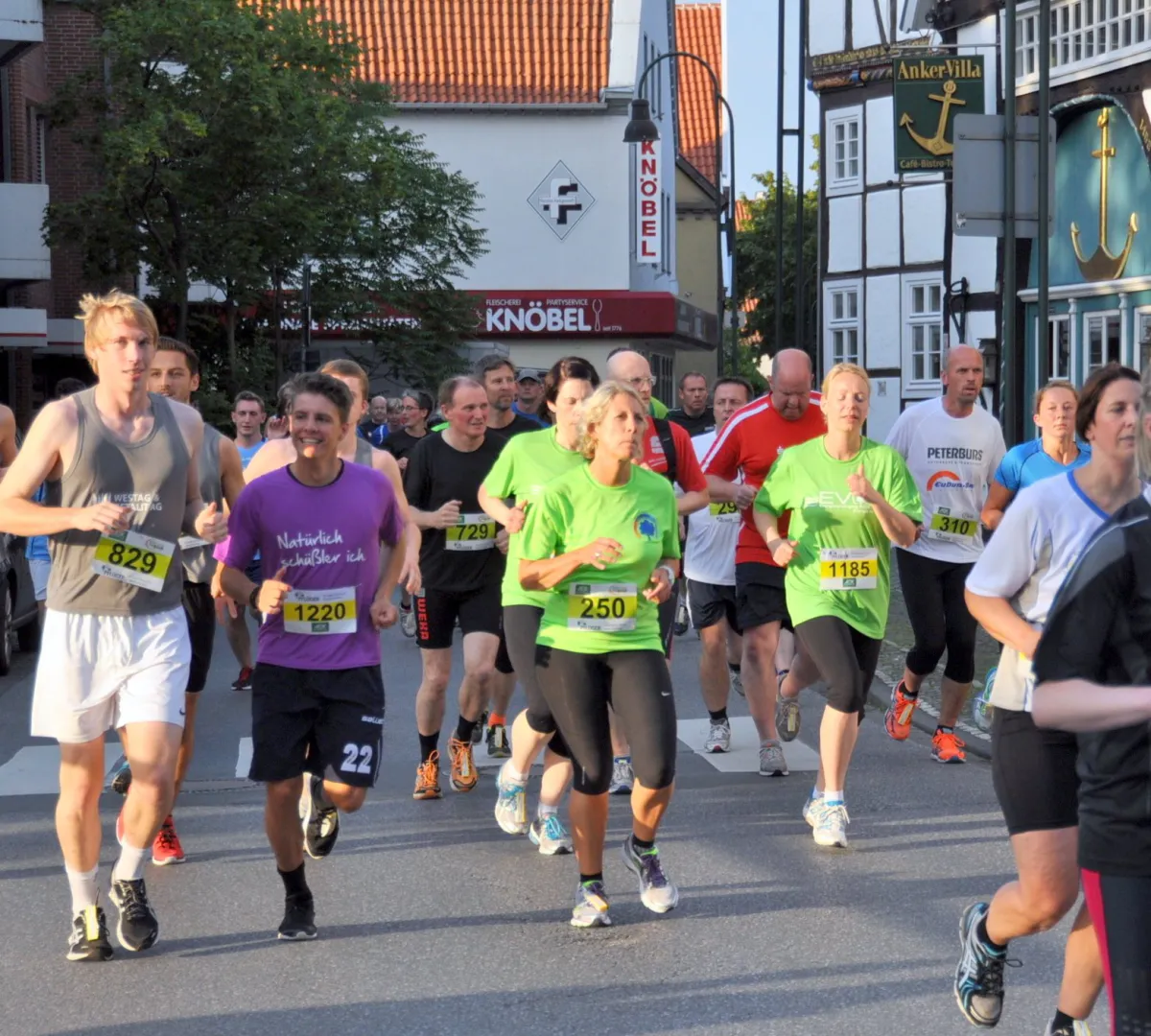 Stets gut besucht: Der AOK Firmenlauf in der Wiedenbrücker Innenstadt.