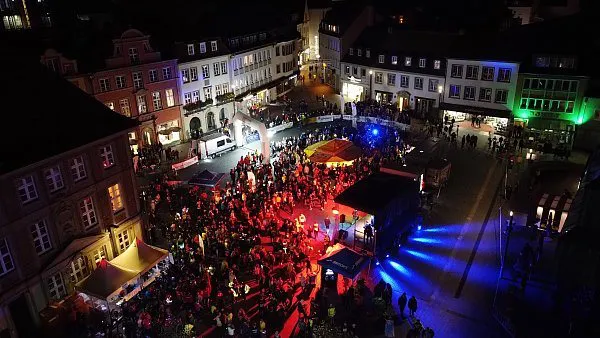 äufsport in adventlicher Atmosphäre auf dem Paderborner Domplatz